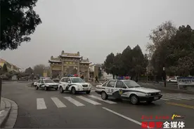 新春走基层：派出所民警加班加点巡逻守护万家安宁图片