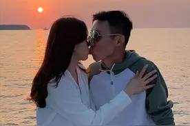 浪漫！李宗伟与娇妻在夕阳下热吻，甜蜜恩爱幸福满溢图片