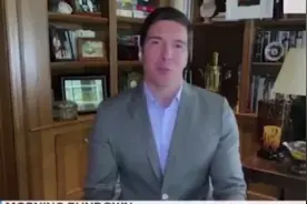 美国“超人之子”在直播时穿着西服却光着大腿，还以为观众看不见图片