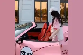 00后女孩开7位数限量法拉利，奢华之外让人反思：如此富养好不好图片