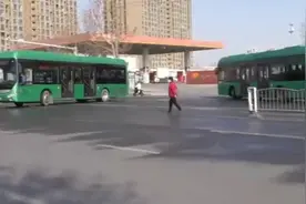 郑州公交车实行扫码乘车 所有乘客乘车轨迹可追查视频封面