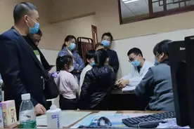 女医生抱孩子进诊室，“这要插队呀”，儿科医生的问话：大快人心图片