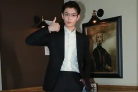 丁禹兮、胡一天“致命眼镜杀”，陈立农、黄明昊兄弟同台图片