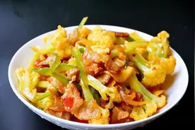 炒花菜有人焯水，有人直接炒？大厨：都不对，难怪花菜不脆不好吃图片