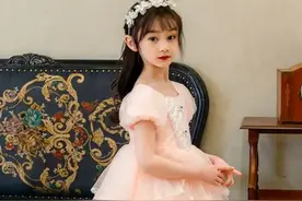 孩子裙子被扯坏，家长照原价索赔后，回学校后却被幼儿园同学孤立图片