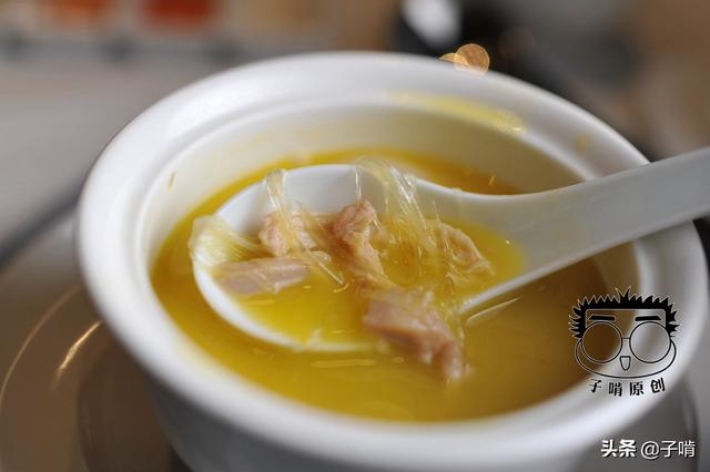 花胶炖鱼翅 花胶炖鱼翅有什么功效 花胶炖鱼翅 花胶炖鱼翅有什么功效