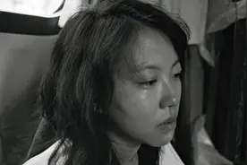 王菲女儿窦靖童拍电影了，眼角有泪眼神超灵，网友：侧脸像金敏喜图片