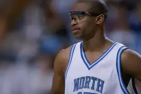 近视眼就打不了NBA？这5位不仅打了 而且都成为了巨星图片