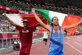 打破历史！奥运罕见诞生双冠军，网友：英雄惜英雄太好哭了图片