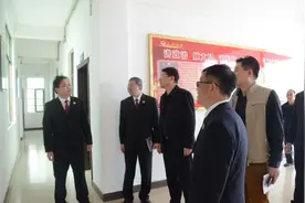省院党组成员、副检察长张劲一行到东方市院派驻感城检察室开展春节前走访慰问图片
