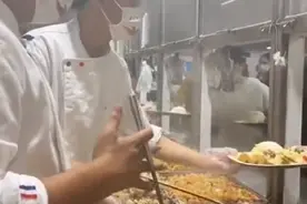 四川一高校食堂员工全部变黄码，学生接管食堂上演“报复性”打饭图片