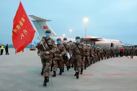 这个军医文质彬彬，但遇到急难险重任务，却总是冲锋在前图片