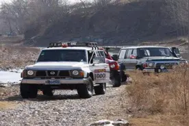 川藏线偶遇骚红库里南，80万埃尔法只配开道，这车主不简单啊图片