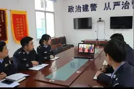 柞水县红岩寺派出所集体观看《光荣时刻》纪录片图片