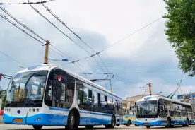 太原103路电车上突然响起掌声来，咋回事？图片