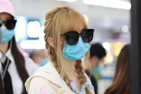 硬糖少女303亮相机场 赵粤清新帅气刘些宁穿蓬蓬裙图片