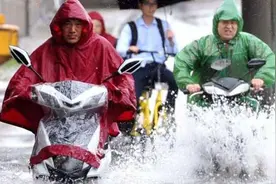 电动车在雨天怎么骑？学会这几点，不再担心电动车半路“罢工”图片