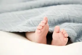 为什么有人睡觉爱把脚伸到被子外面？其实与身体状况有关…图片