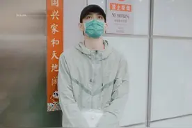 发现丁禹兮机场照一直握着拳头，知道原因后挺心疼他的图片