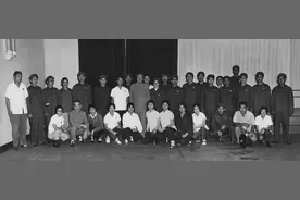 一次合影中，有人提议女同志蹲下，周总理：为什么男同志不能蹲下图片