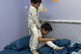 为啥男孩子总爱打打打打打闹闹闹闹闹？图片