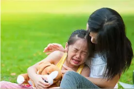 “你走开，我不跟你玩！”孩子被无情拒绝时，妈妈的反应很重要图片