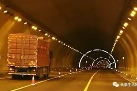 突发：厦蓉高速长泰天成山隧道内发生一起交通事故，两辆货车追尾图片