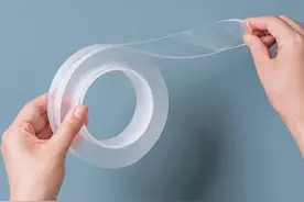 有了免钉胶，家里不用像蜂窝煤一样到处都是孔图片