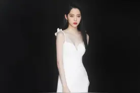 欧阳娜娜“过度发育”，穿白色露背礼服秀身材，搭配帆布鞋亮了图片