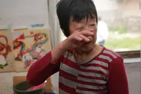 故事：婆婆进城看孙子，儿媳却送她返程票，回家看到信封婆婆感动落泪图片