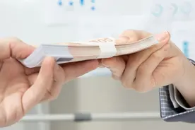 一发工资就“转移”资金，会有什么影响？银行职员：影响很大图片