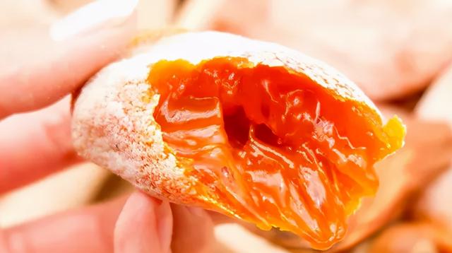 这种水果你吃过吗，绵软能用吸管嘬，其中良品晒干晾制后还有流心