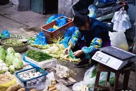 集市上摆摊卖菜的大妈，利用自媒体运营，年收入25万，她怎么做的图片