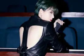 THE9舞台照更新，陆柯燃大胆尝试露背装，全员黑色就安崎不同图片