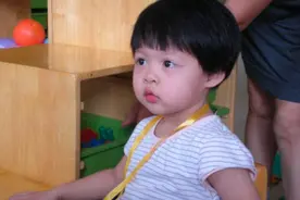 孩子在幼儿园憋尿与老师有关系吗？3位妈妈给出答案，有点意外图片