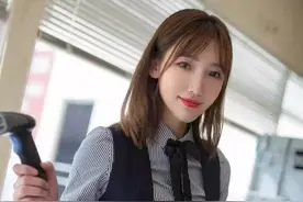 气质迷人的超市小姐姐图片