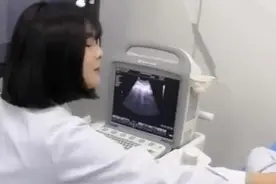 男同学充当医模，当别班女生过来时，男生：不是俺班女生不让看图片