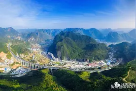 凌云：高山挡不住 天堑变坦途图片