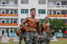 看了一身肌肉的兵哥哥，女网友：先舔屏，再请求国家分配男朋友图片