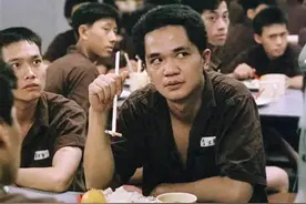 老戏骨黄光亮悼念吴孟达，疑伤心过度喝醉酒，摇头晃脑表情难过图片