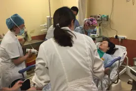 产妇生娃后，为何医生强调让她看新生儿的屁屁？亲妈不配看脸吗？图片