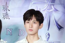 成毅优酷直播刘海糟心，网友热议：为何他现代刘海造型不行？图片