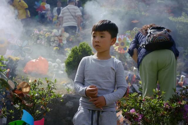 这些被互联网遗忘的家庭,他跟拍了12年:一度哭到拍不下去