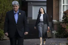 4、50岁女人夏天穿短裤不优雅？跟董卿、孟晚舟学，干练又提气质图片