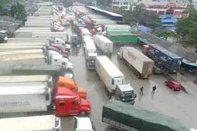 又有什么计谋？越南上千辆卡车驶向中国，但中方这次并不想回应图片