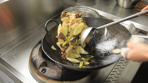 葱爆牛肉，方法不对肉都咬不动，厨师长教你一招，葱也香、肉也嫩