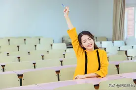 女生暗恋老师，害得他身败名裂，如今追悔莫及图片