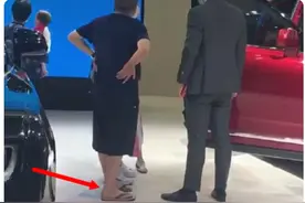 男子打扮邋遢逛车展，宾利销售殷勤服务，“看鞋就知是大客户”图片