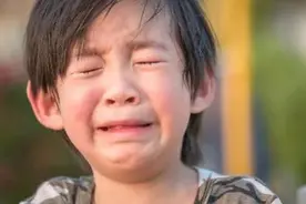 宝妈暴怒撕毁孩子作业：骂我的代价！“野蛮教育”爽一时毁一生图片