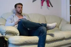 婴儿车里的娃“突然消失”，老爸急的一脸懵，网友：看看你手里图片